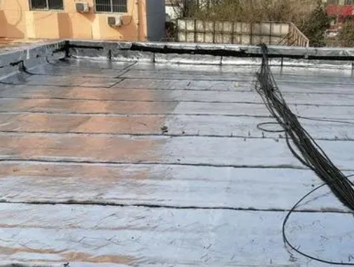 沽源卫生间漏水维修公司分享下沽源屋面楼顶防水刚性防水层施工要点。